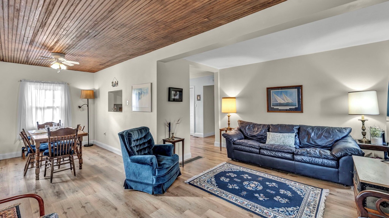 Photo of Livingroom in Madison-on-the-Lake