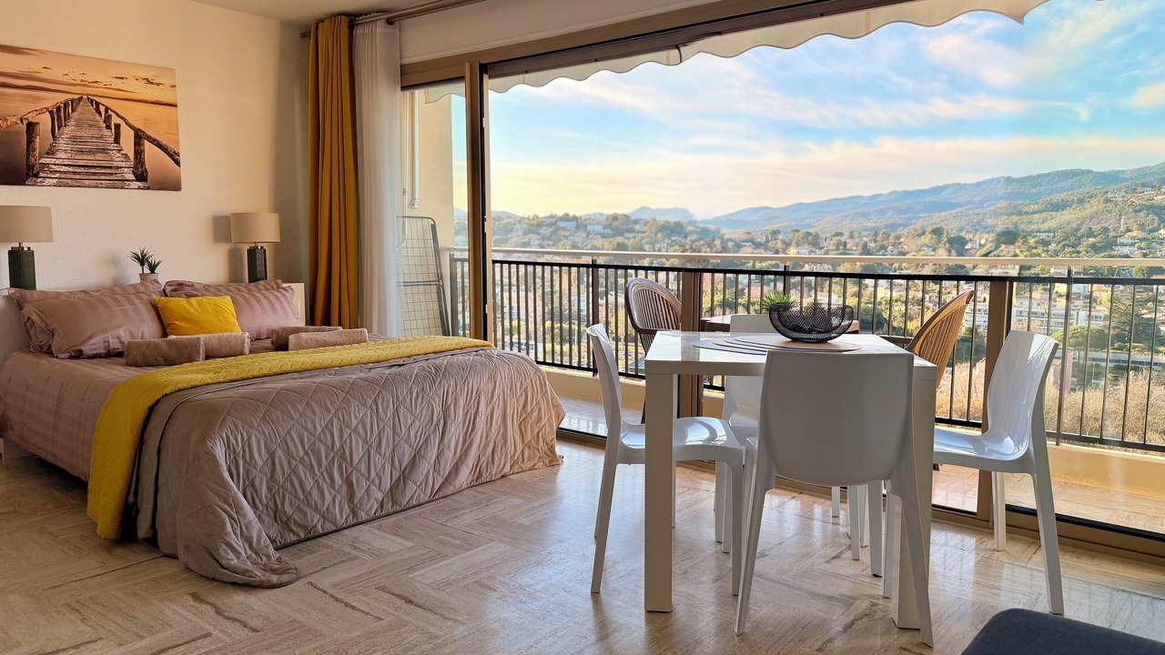 Photo of Bedroom in Mandelieu-La-Napoule