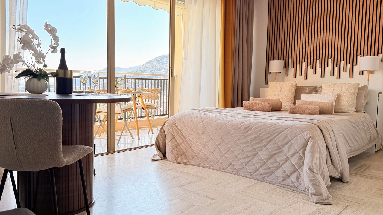 Photo of Bedroom in Mandelieu-La-Napoule