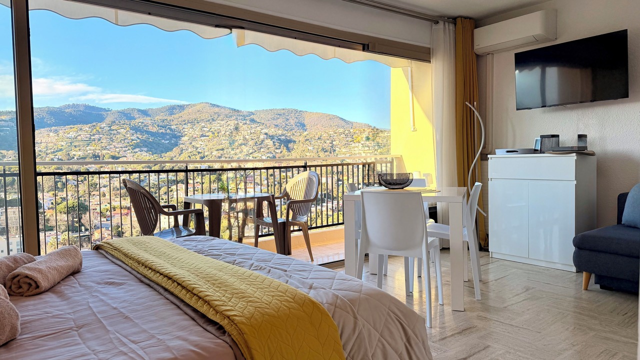 Photo of Bedroom in Mandelieu-La-Napoule