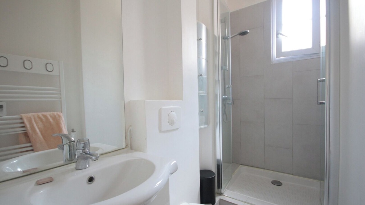 Photo of Bathroom in Quartier des Grandes-Carrieres