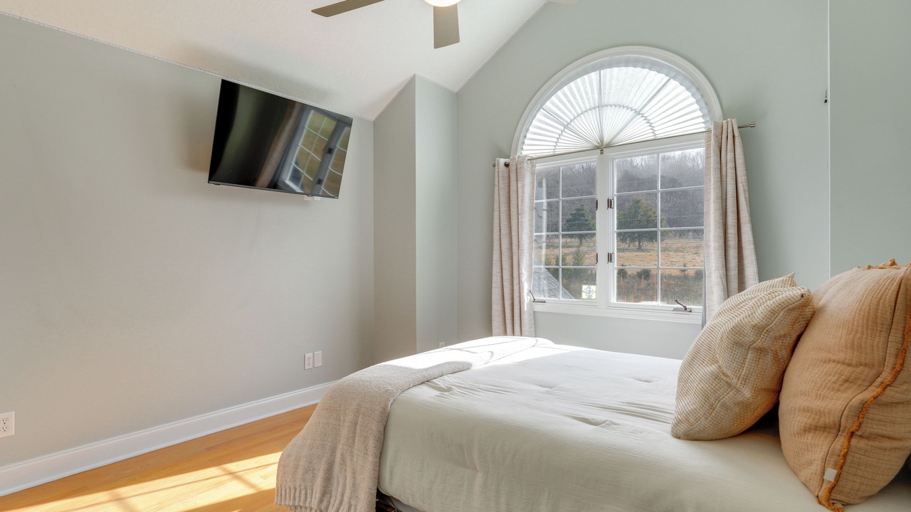 Photo of Bedroom in Piney Flats