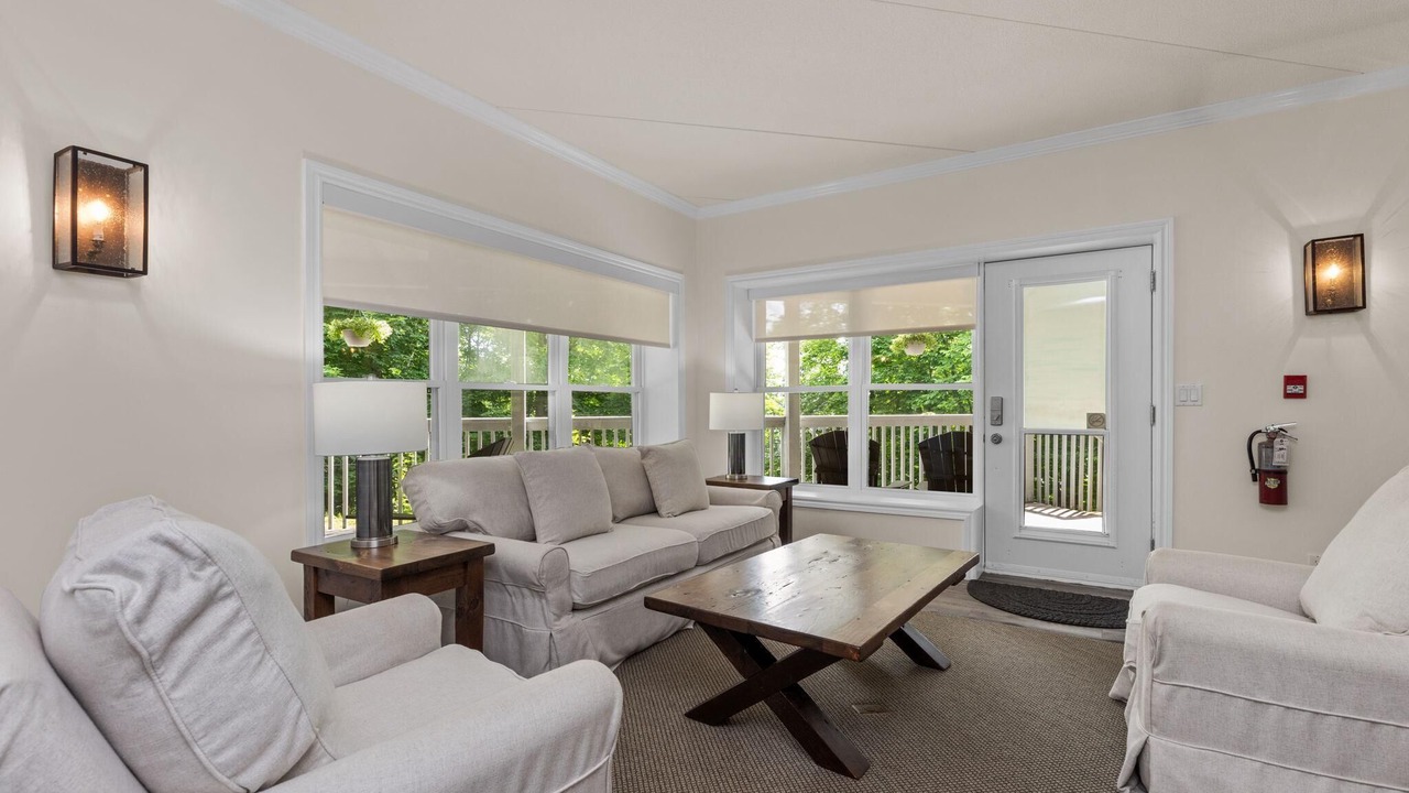 Photo of Livingroom in Lake of Bays