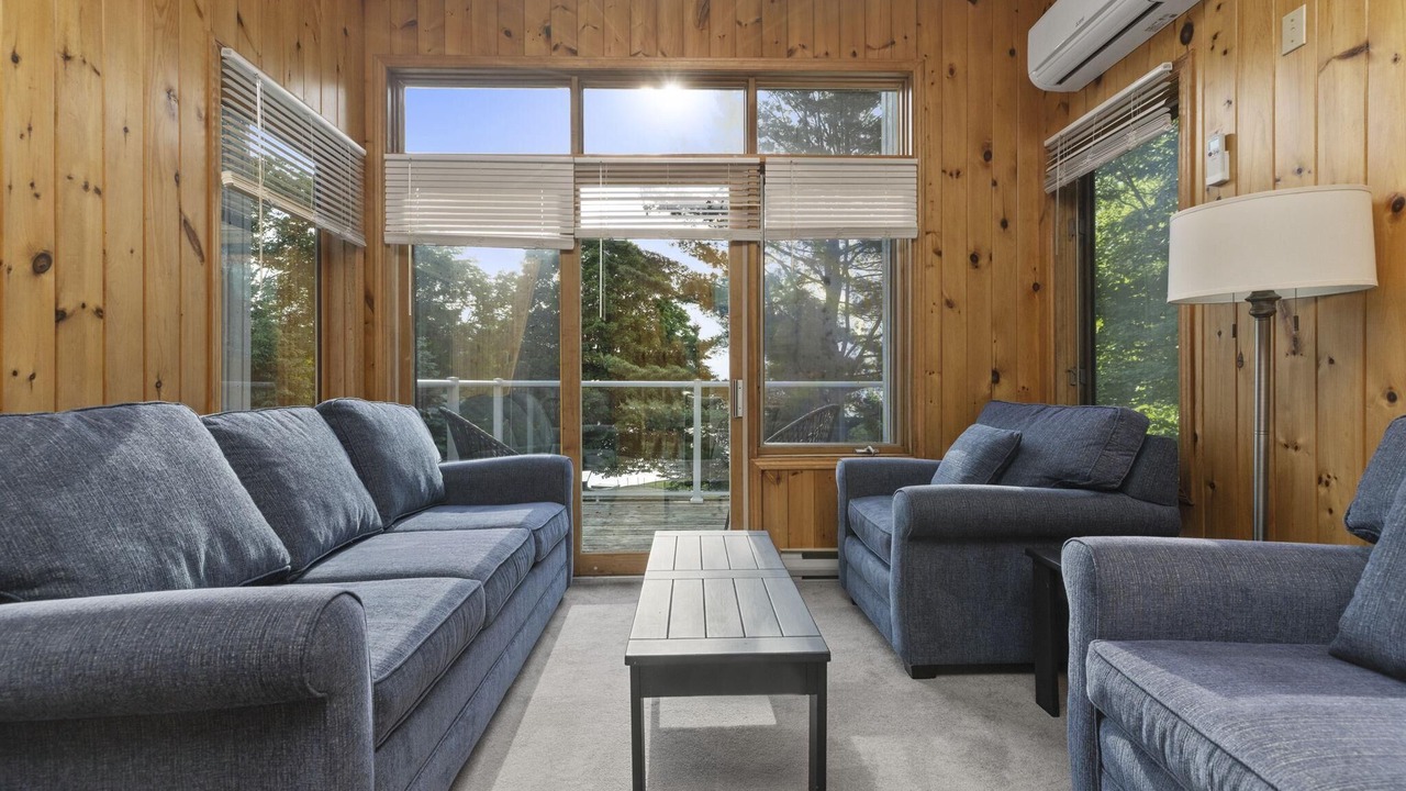 Photo of Livingroom in Lake of Bays
