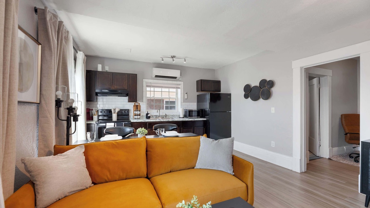 Photo of Livingroom in College Hill
