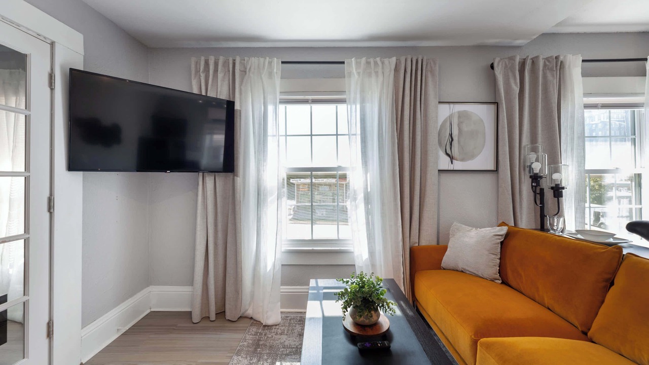 Photo of Livingroom in College Hill
