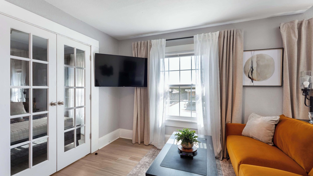 Photo of Livingroom in College Hill