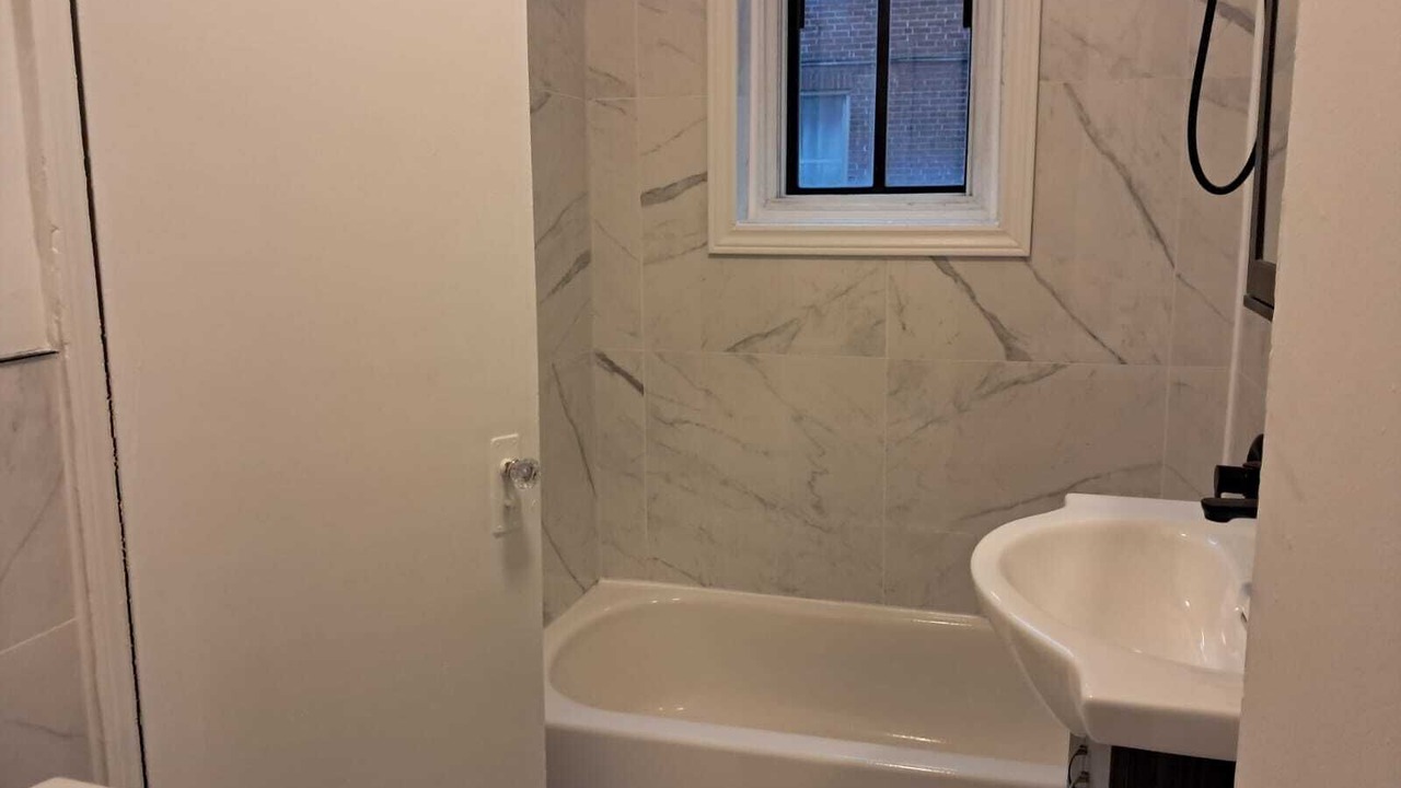 Photo of Bathroom in Cote-Des-Neiges—Notre-Dame-De-Grace
