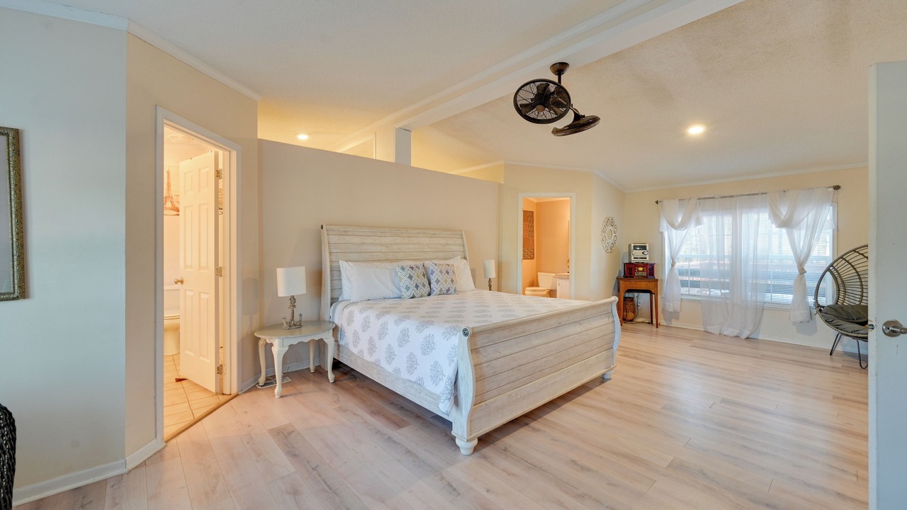 Photo of Bedroom in Crisp