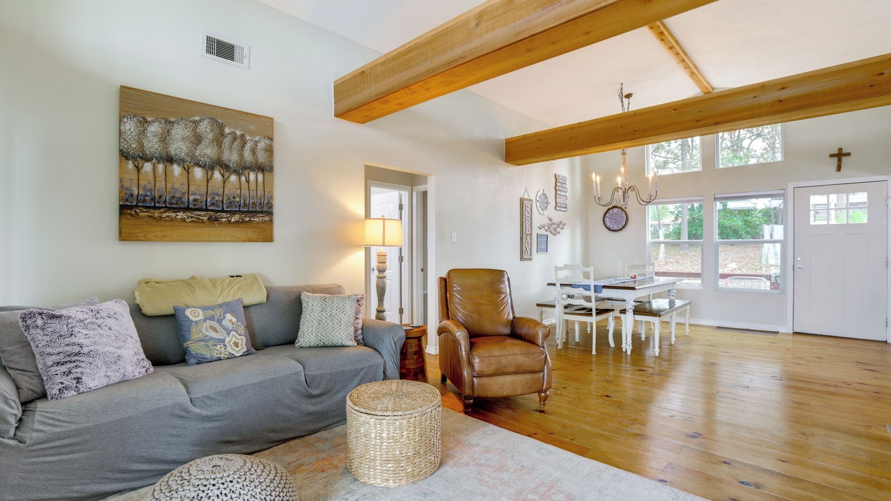 Photo of Livingroom in West Livingston