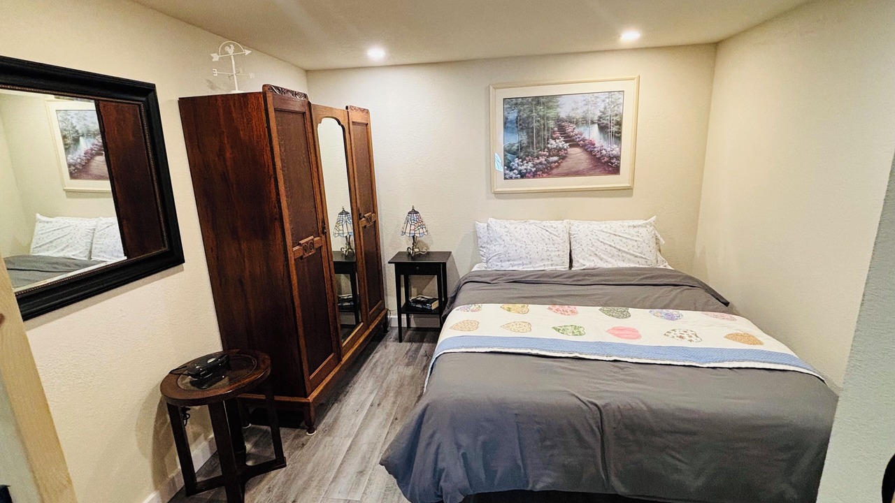 Photo of Bedroom in Redwood