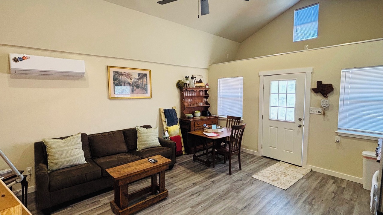 Photo of Livingroom in Redwood