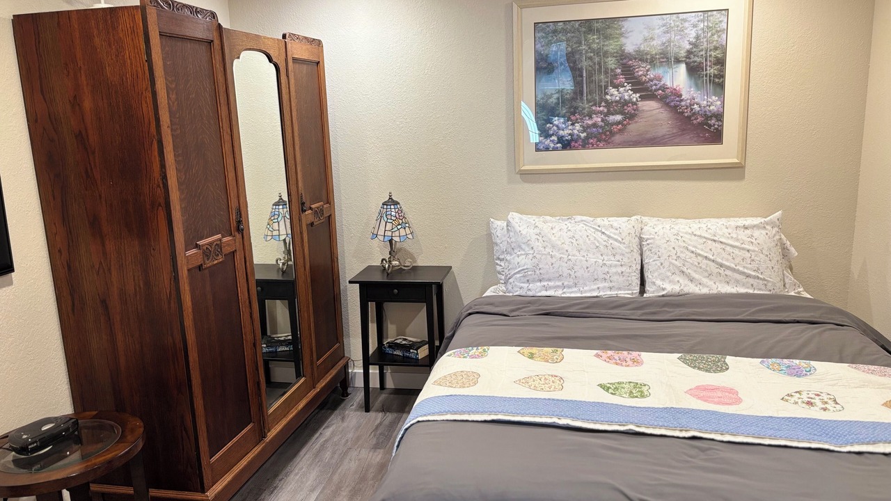 Photo of Bedroom in Redwood