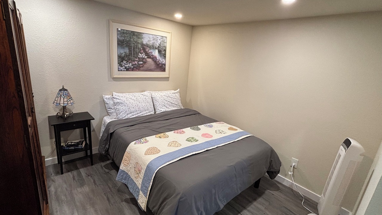 Photo of Bedroom in Redwood
