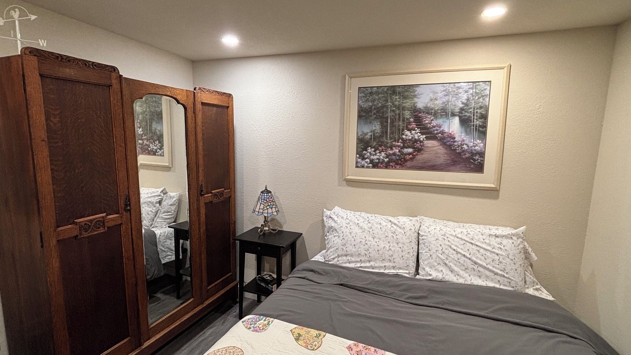 Photo of Bedroom in Redwood