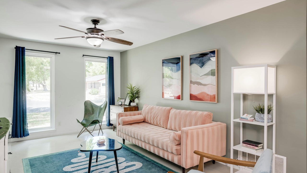 Photo of Livingroom in East Congress
