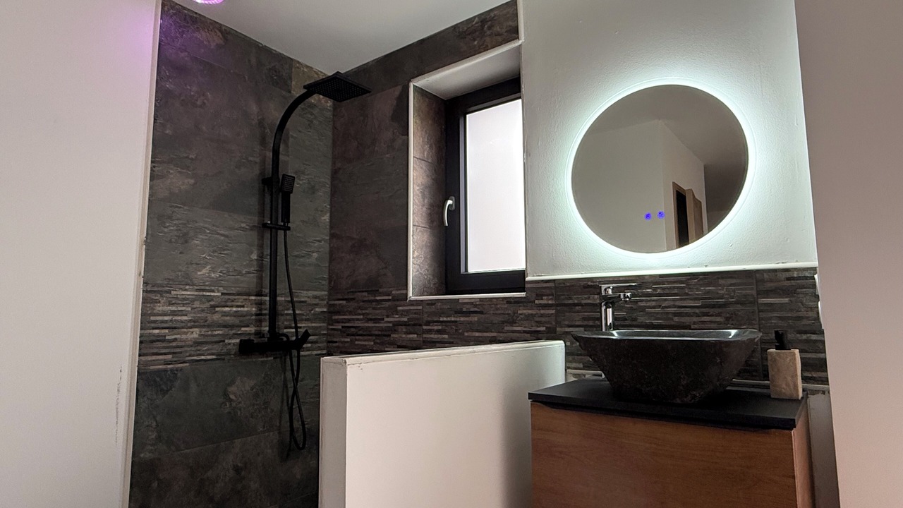 Photo of Bathroom in Dinoze