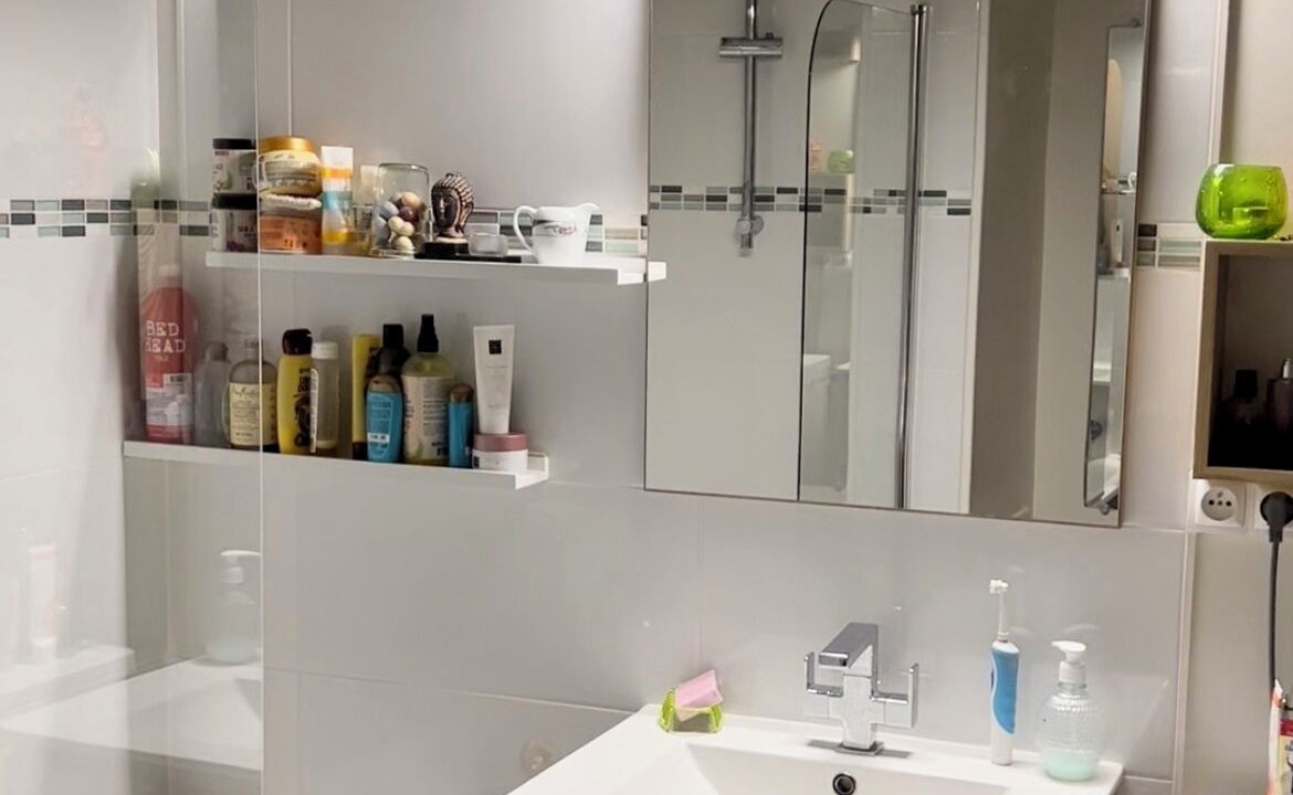 Photo of Bathroom in Combat