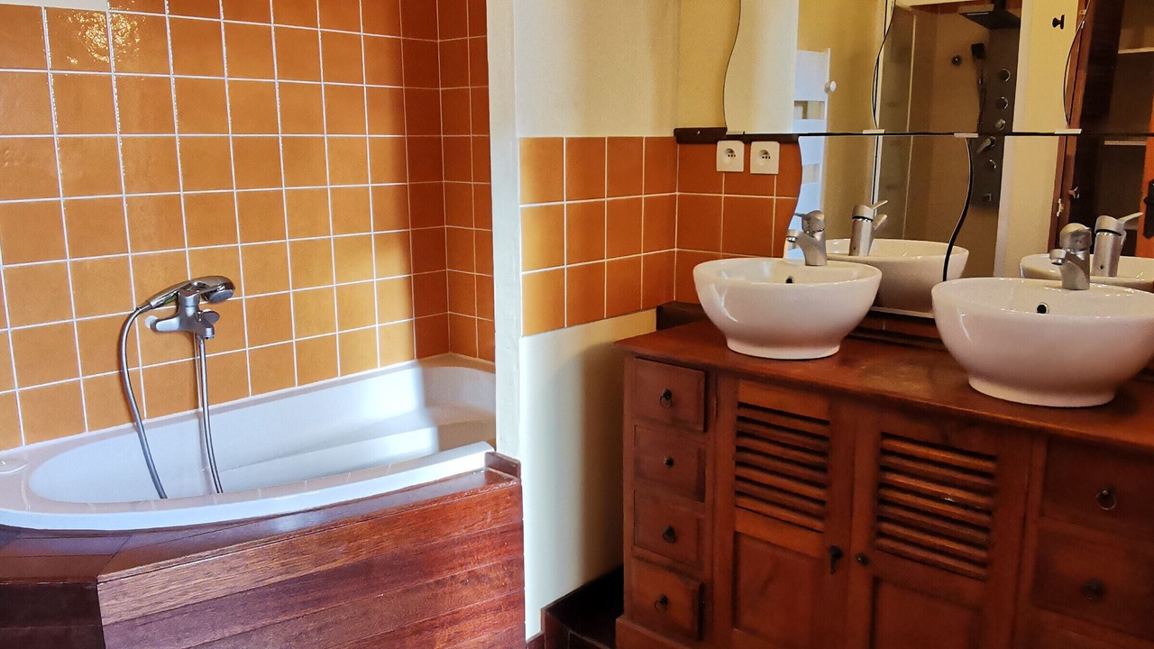 Photo of Bathroom in St Benoist-sur-Mer
