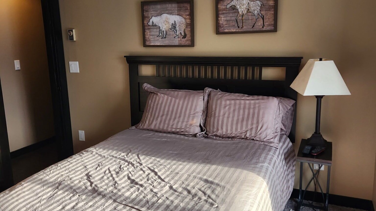 Photo of Bedroom in Side Lake