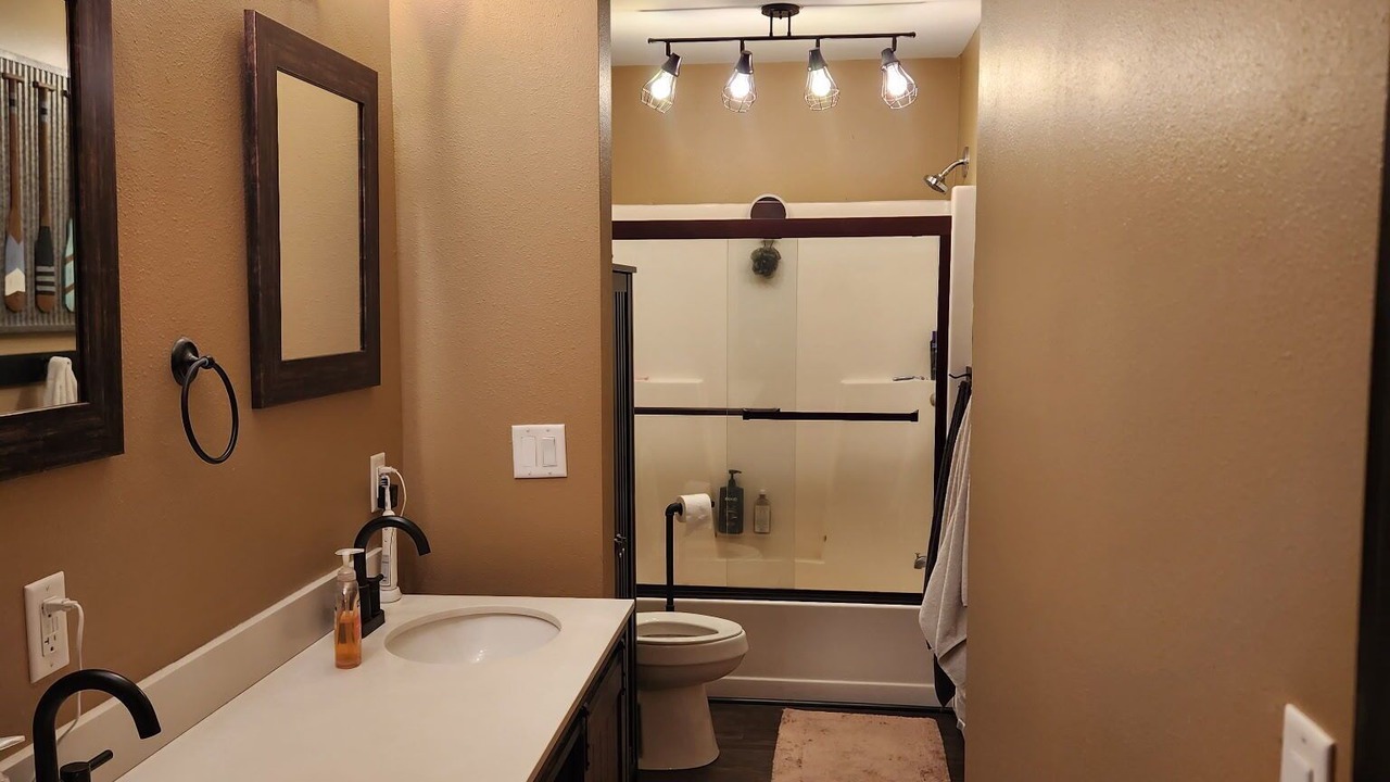 Photo of Bathroom in Side Lake
