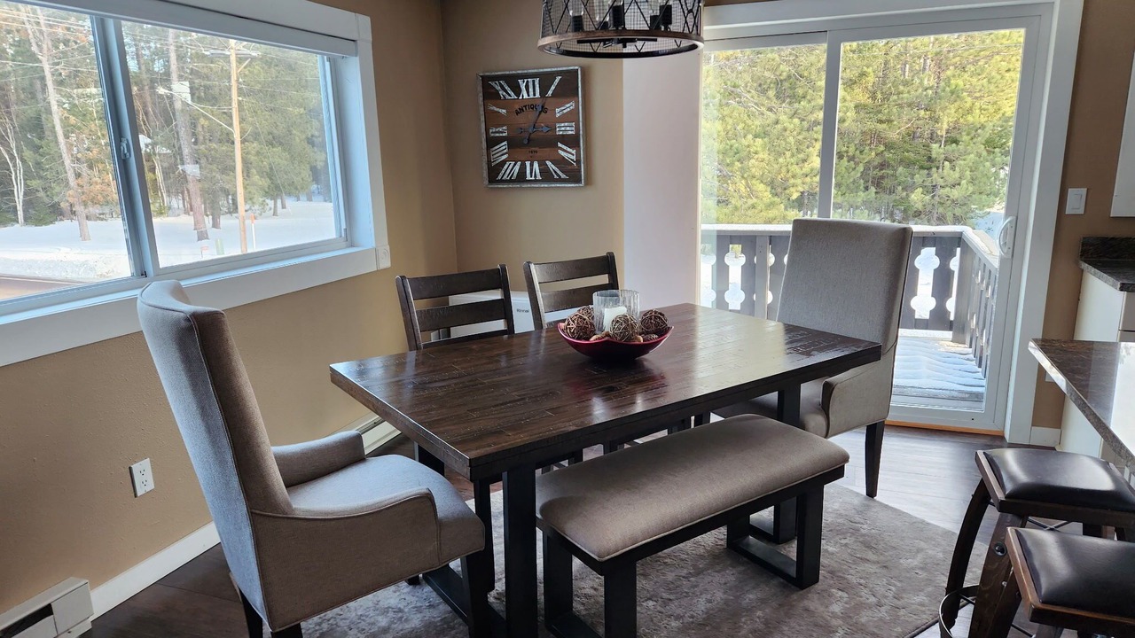 Photo of Bedroom in Side Lake
