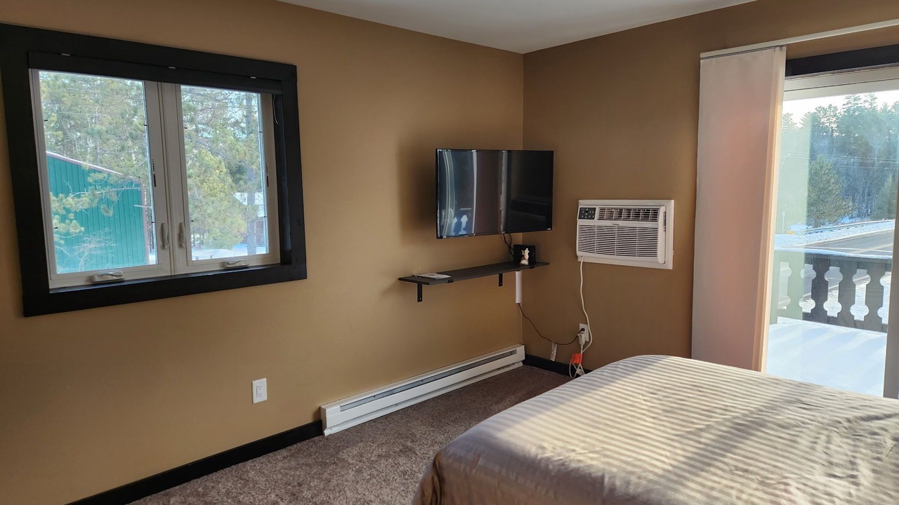 Photo of Bedroom in Side Lake