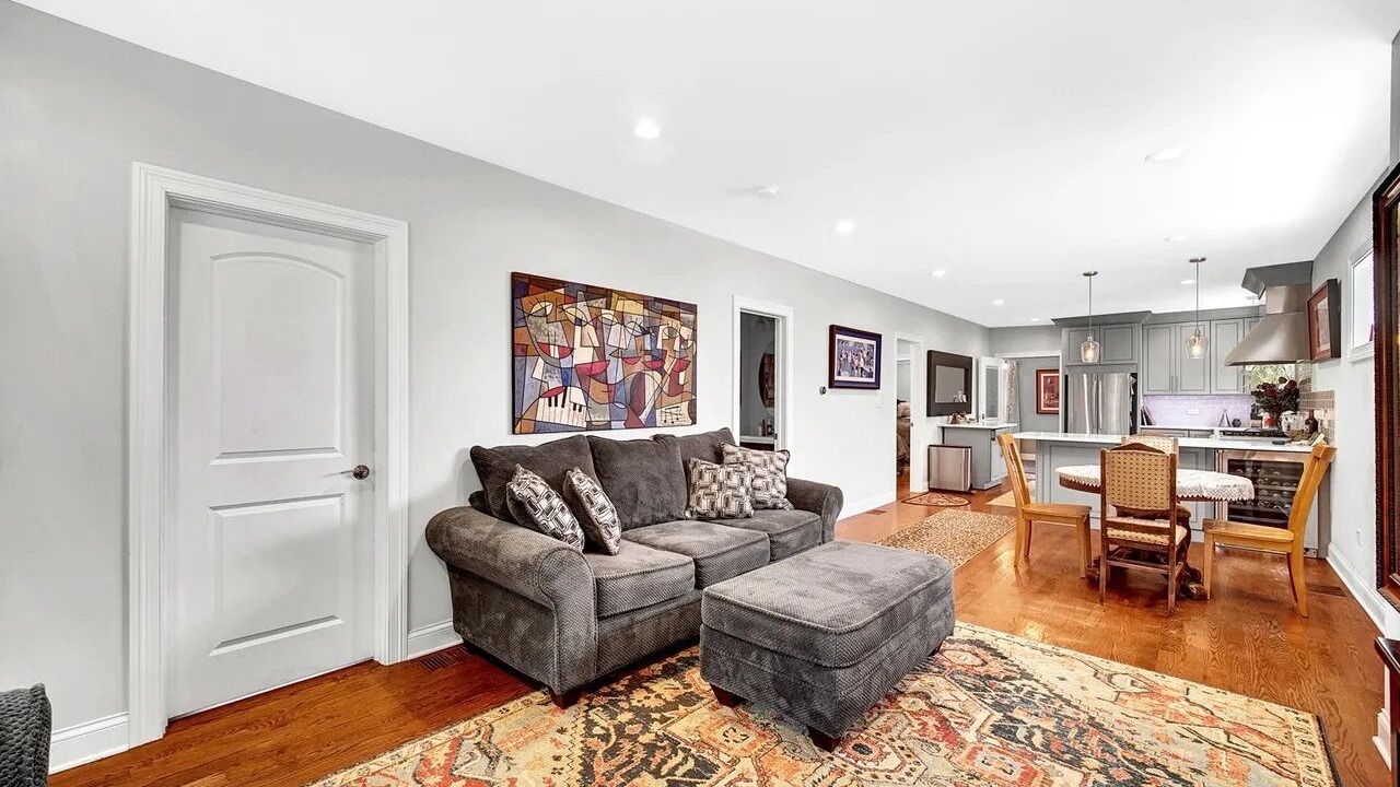 Photo of Livingroom in Garfield Ridge