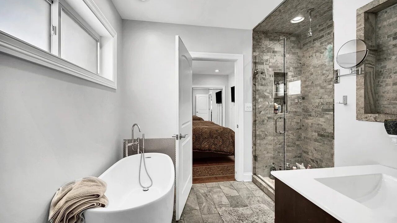 Photo of Bathroom in Garfield Ridge