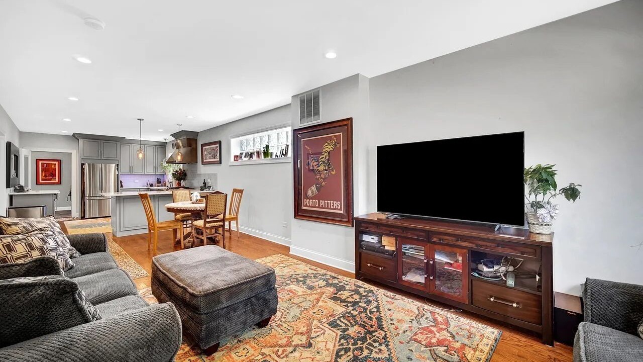 Photo of Livingroom in Garfield Ridge