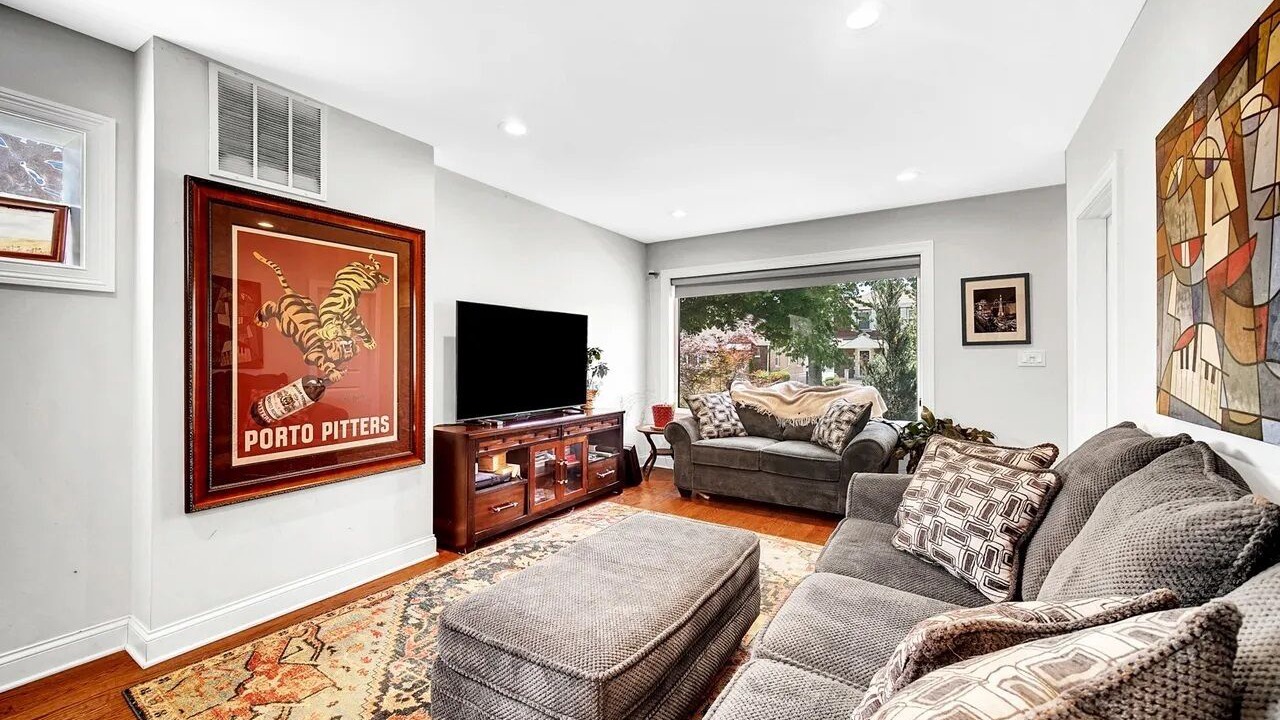 Photo of Livingroom in Garfield Ridge