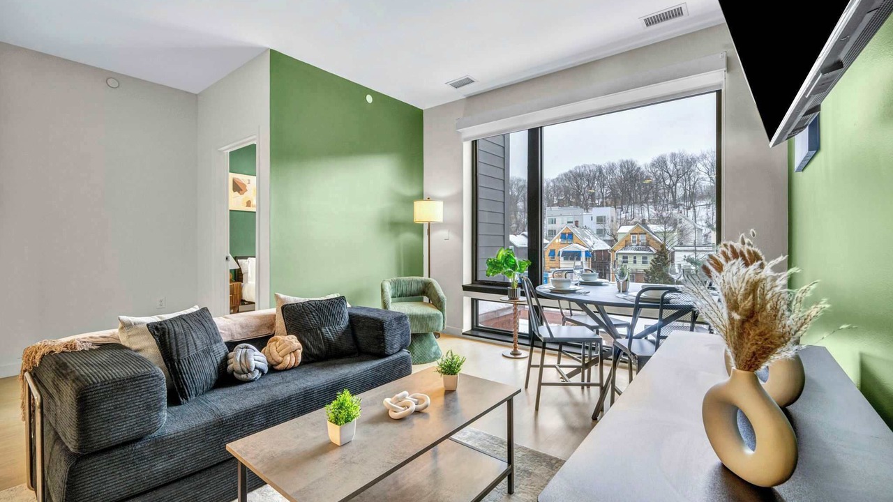 Photo of Livingroom in University Circle
