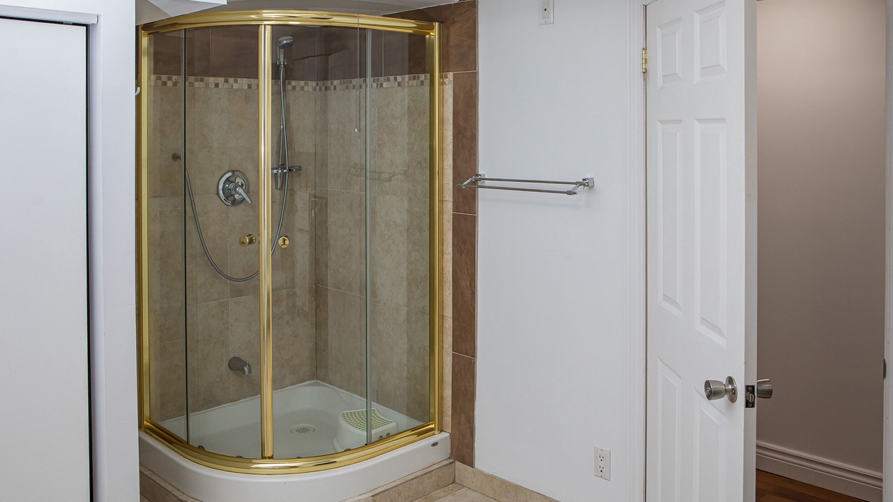 Photo of Bathroom in Pierrefonds-Roxboro