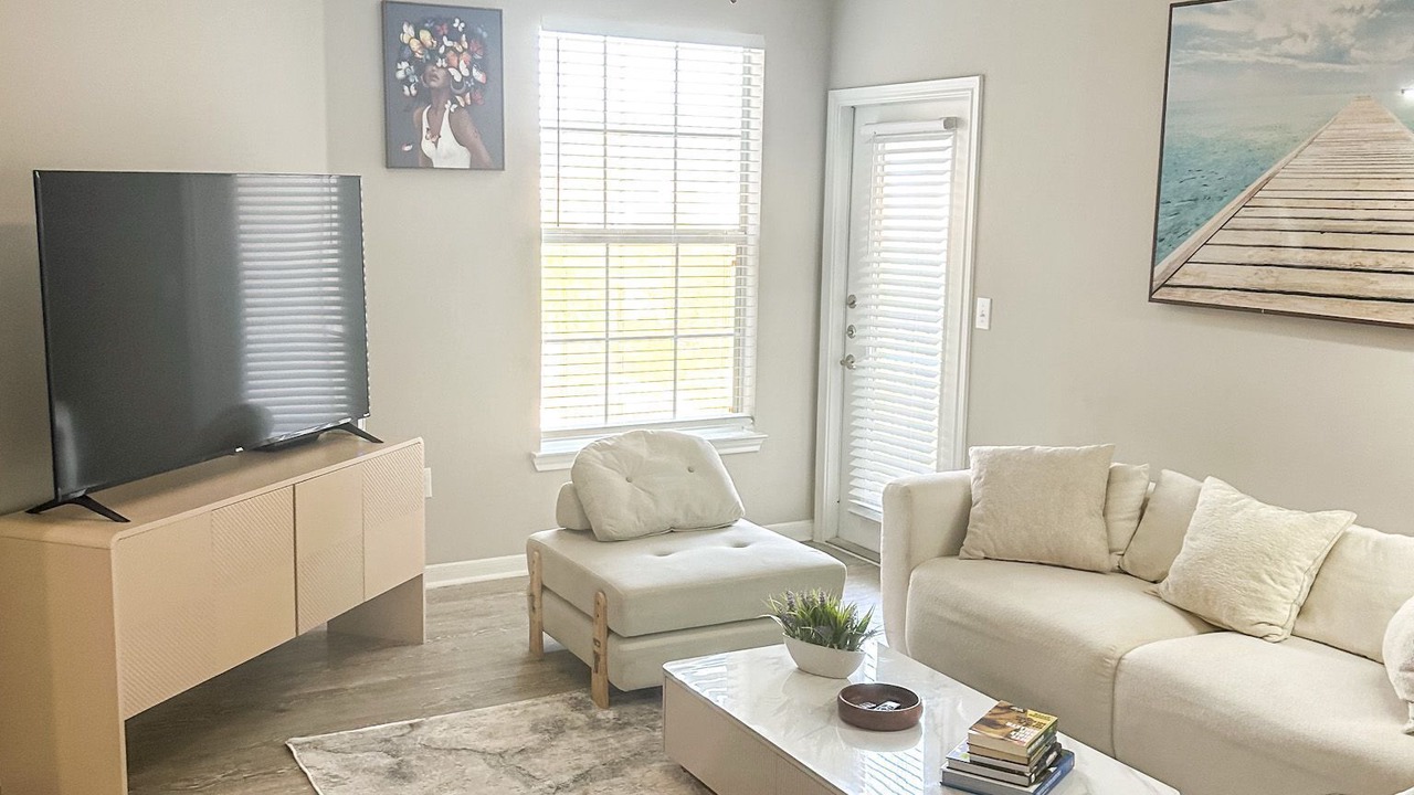 Photo of Livingroom in Alden Bridge