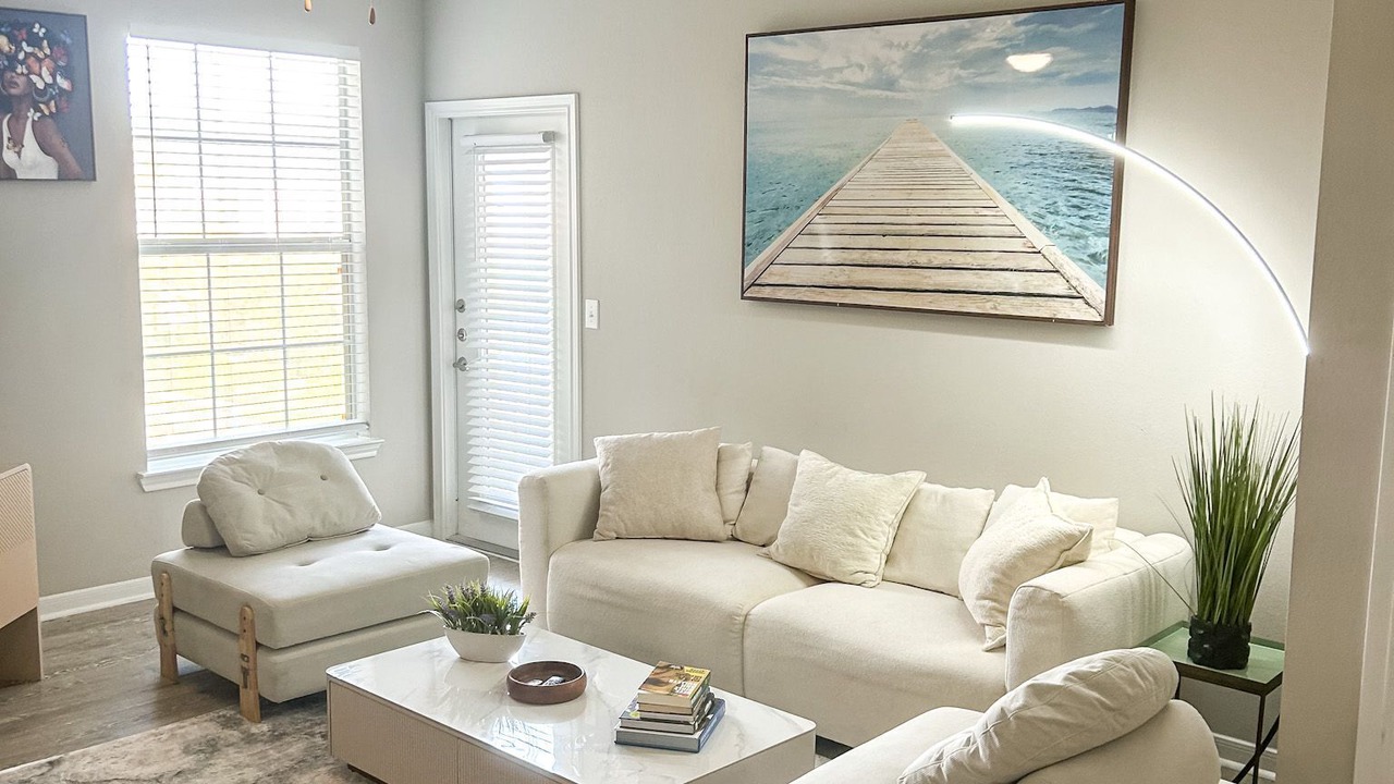 Photo of Livingroom in Alden Bridge