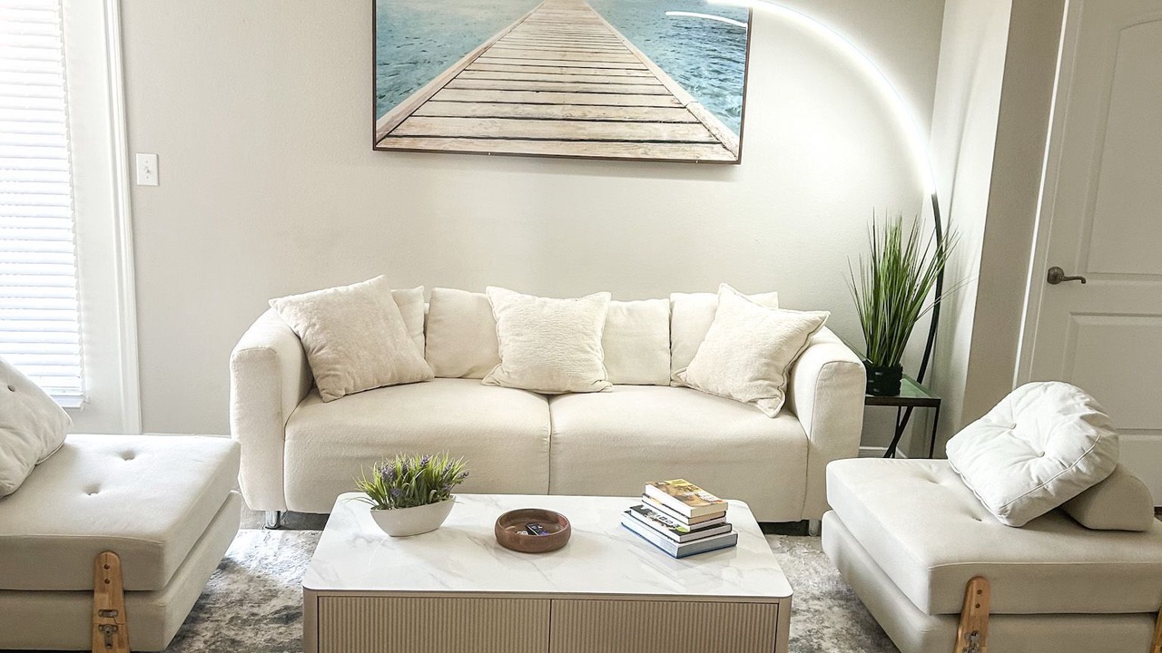 Photo of Livingroom in Alden Bridge