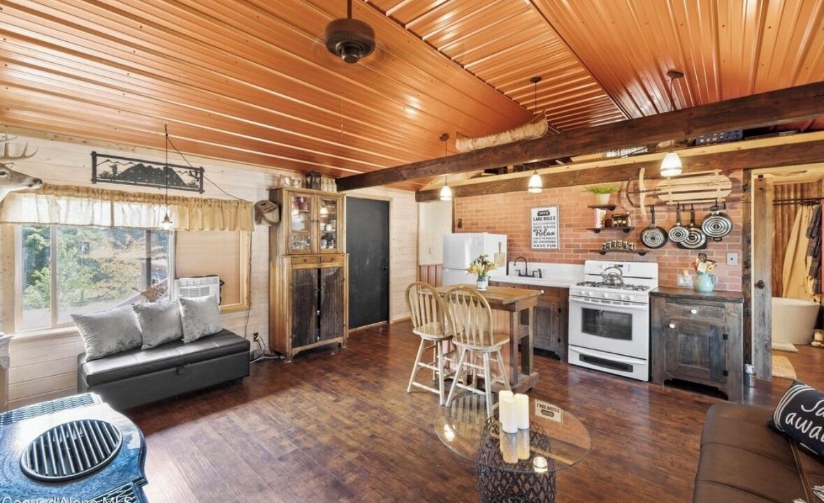 Photo of Livingroom in Bayview