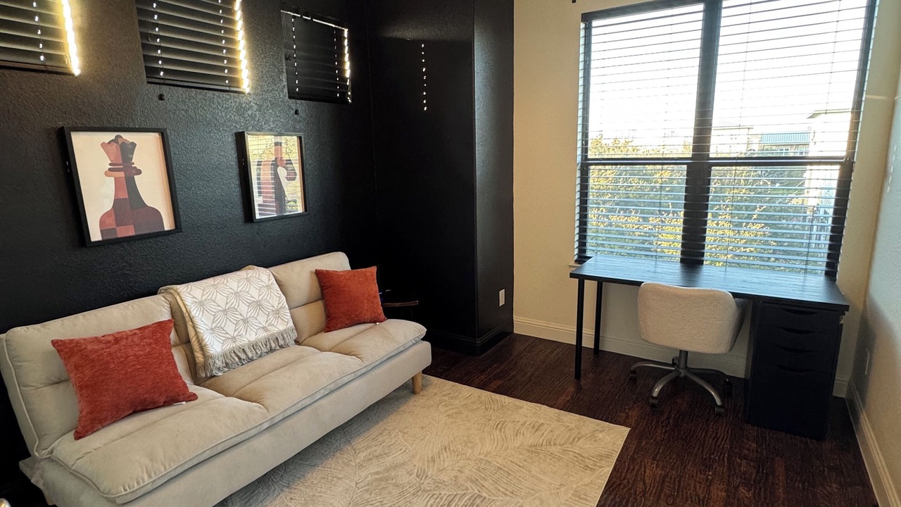 Photo of Livingroom in Legacy Town Center North