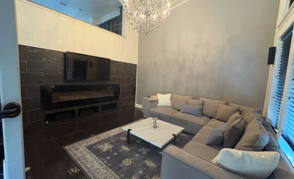 Photo of Livingroom in Legacy Town Center North