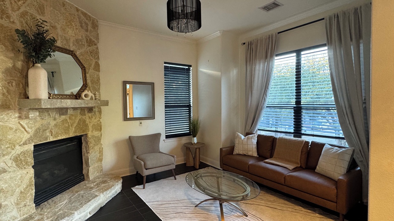 Photo of Livingroom in Legacy Town Center North