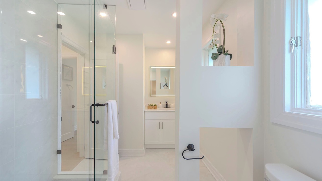 Photo of Bathroom in Lakeview