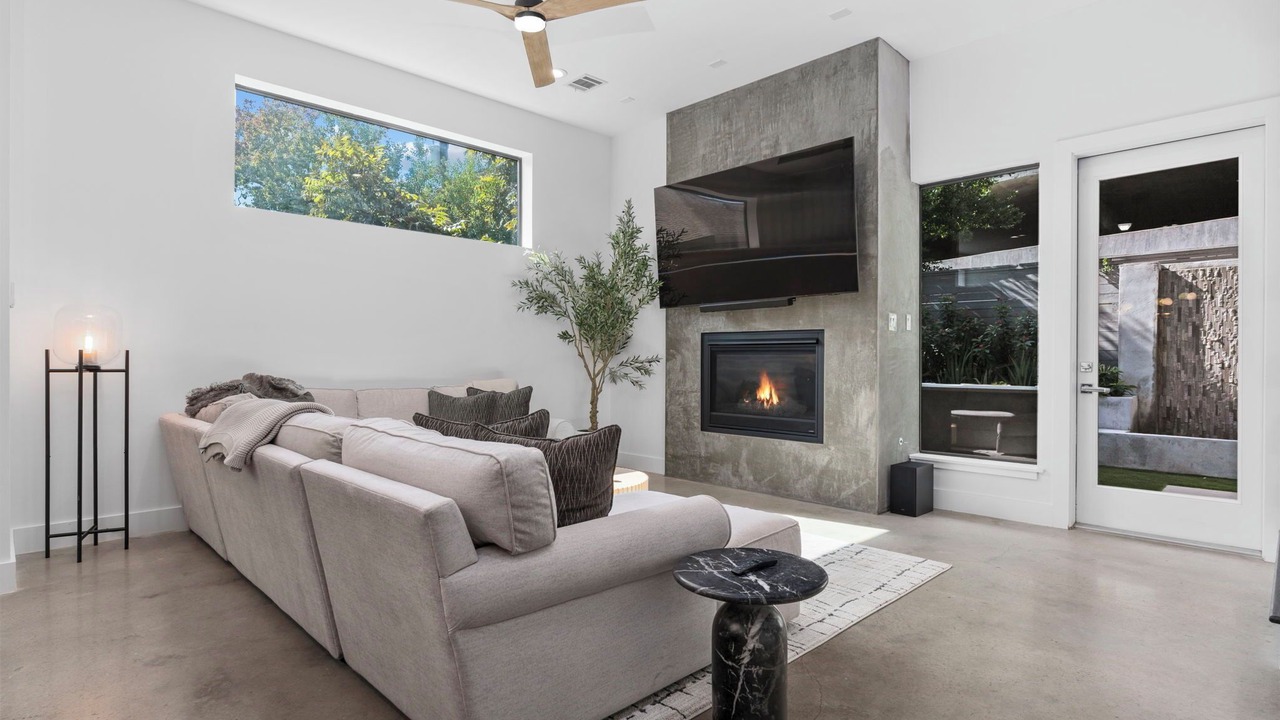 Photo of Livingroom in Greenway Plaza-Upper Kirby