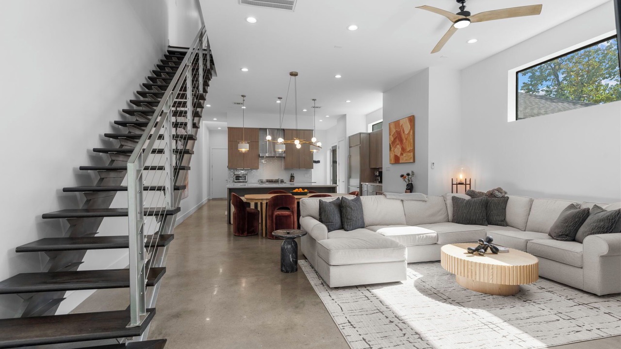 Photo of Livingroom in Greenway Plaza-Upper Kirby