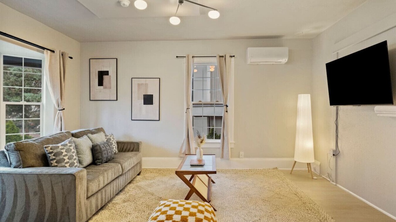 Photo of Livingroom in University District