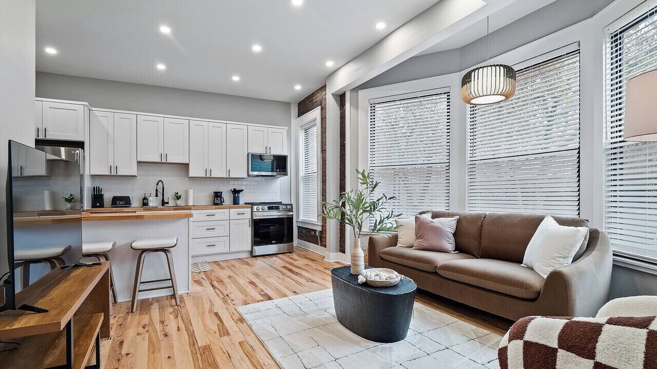 Photo of Livingroom in Detroit - Shoreway