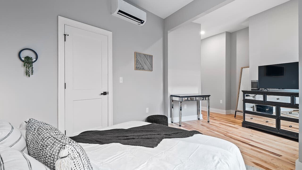 Photo of Bedroom in Detroit - Shoreway