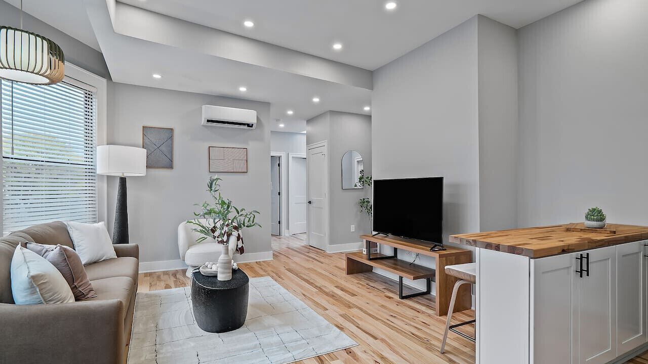 Photo of Livingroom in Detroit - Shoreway
