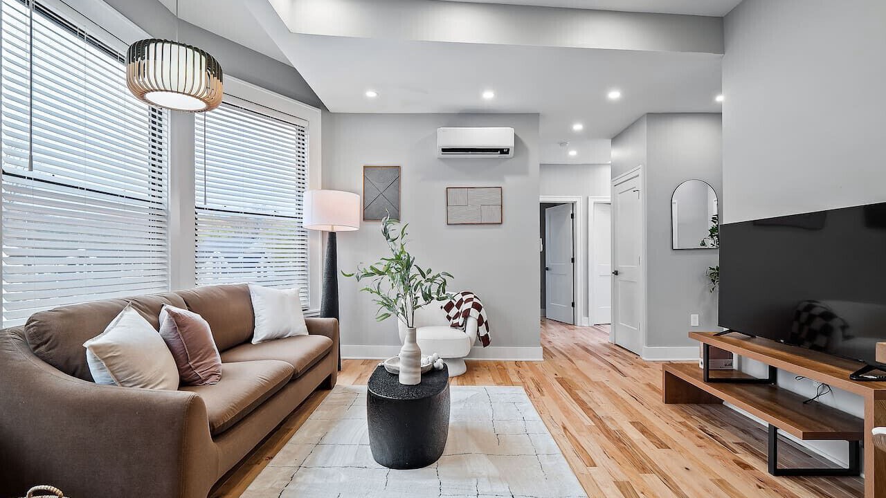 Photo of Livingroom in Detroit - Shoreway