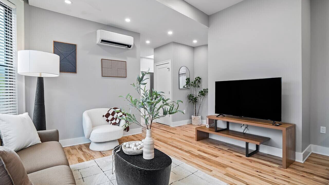 Photo of Livingroom in Detroit - Shoreway