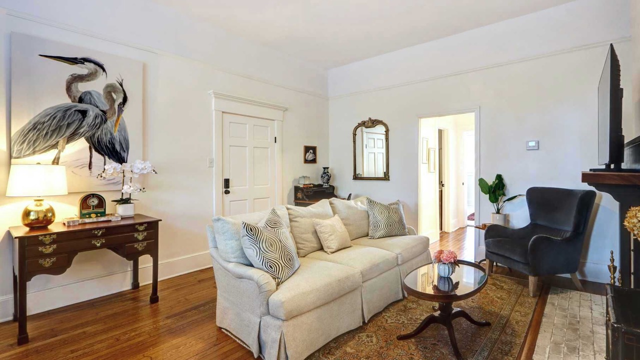 Photo of Livingroom in Thomas Square